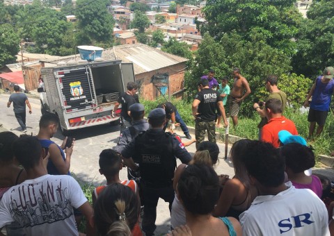 Homem é espancado até a morte e atirado de barranco em Manaus