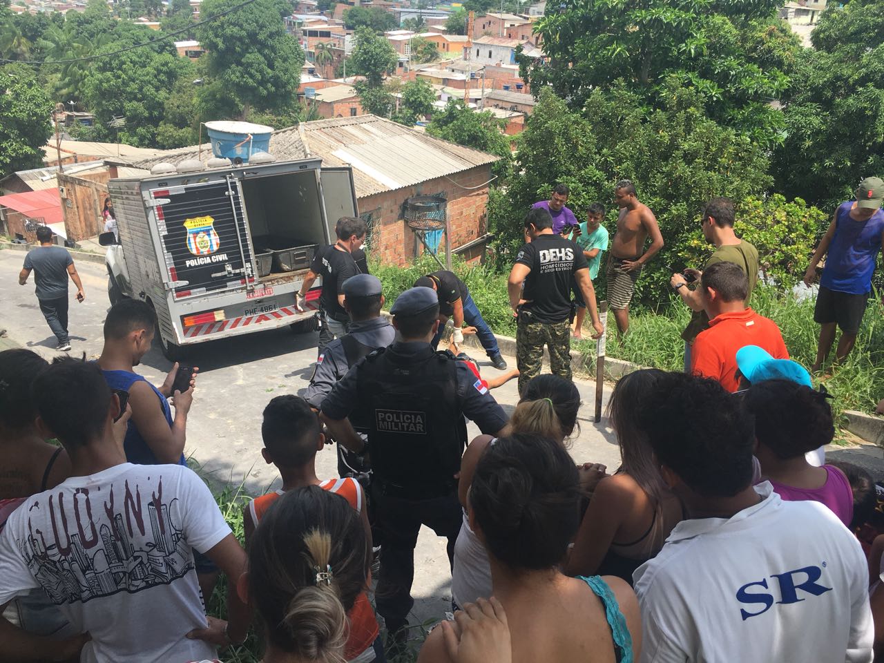 Homem é espancado até a morte e atirado de barranco em Manaus