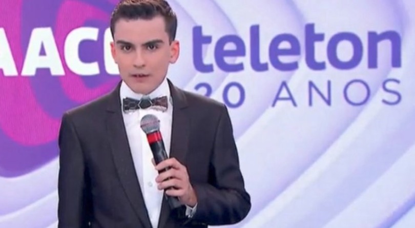  Dudu Camargo é detonado na internet após apresentação no Teleton