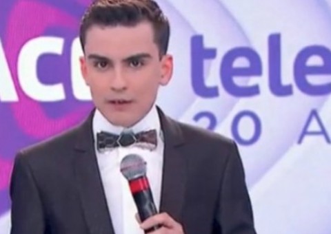  Dudu Camargo é detonado na internet após apresentação no Teleton