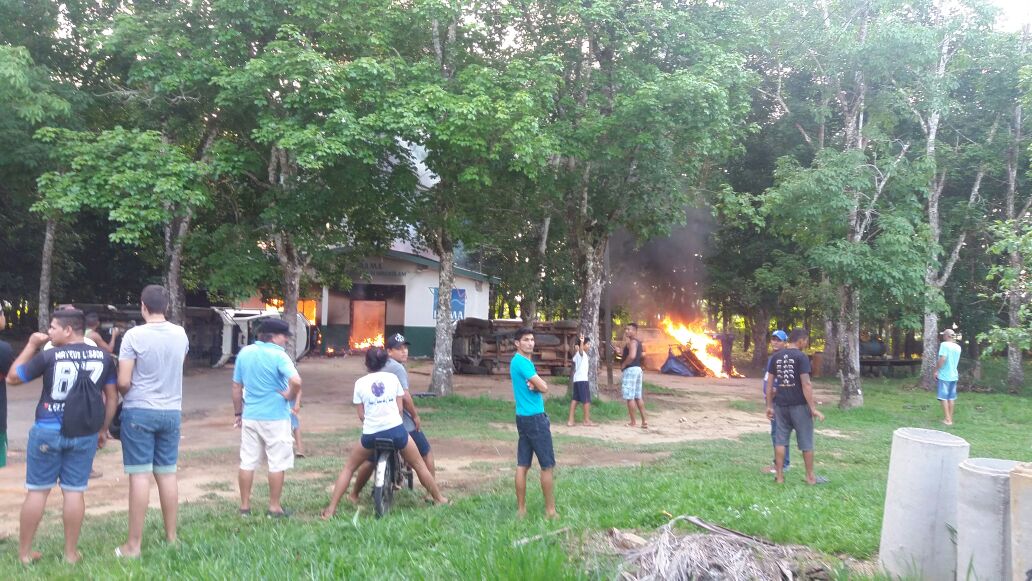 Amazonino manda equipes de reforço para Humaitá após incêndio