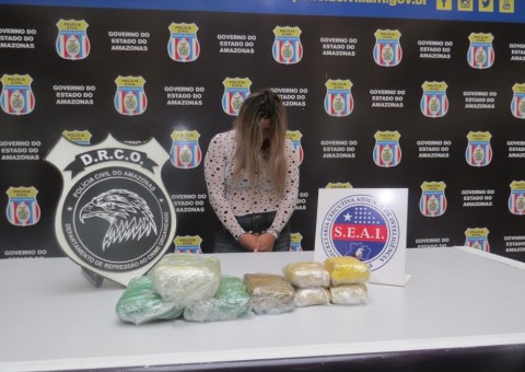 Loira presa em aeroporto de Manaus iria com 8kg de drogas para o RJ