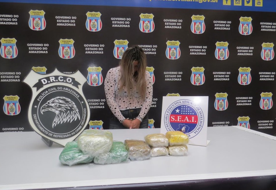 Loira presa em aeroporto de Manaus iria com 8kg de drogas para o RJ