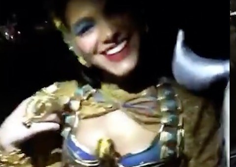 Bruna Marquezine aparece fatal fantasiada de Cleópatra nos EUA    