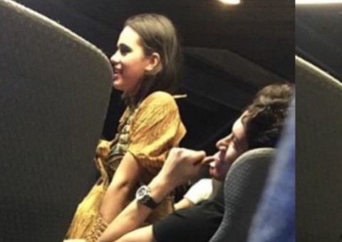 Bruna Marquezine é flagrada sentada no colo de rapaz e fãs vão à loucura