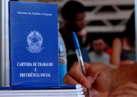 Casal golpista é preso após cobrar dinheiro em troca de falsos empregos