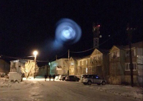 Bola luminosa surge no céu e intriga moradores que suspeitam de alienígenas 