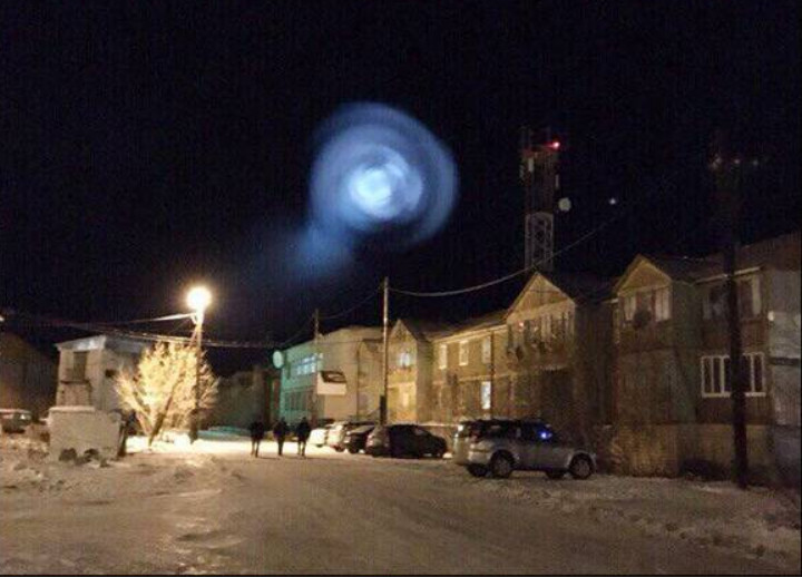 Bola luminosa surge no céu e intriga moradores que suspeitam de alienígenas 