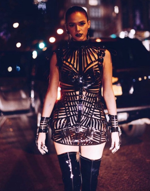 Em Nova York, Bruna Marquezine ousa com fantasia no estilo 'dominatrix'