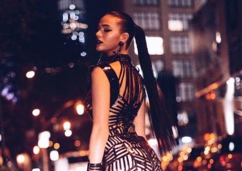 Em Nova York, Bruna Marquezine ousa com fantasia no estilo 'dominatrix'