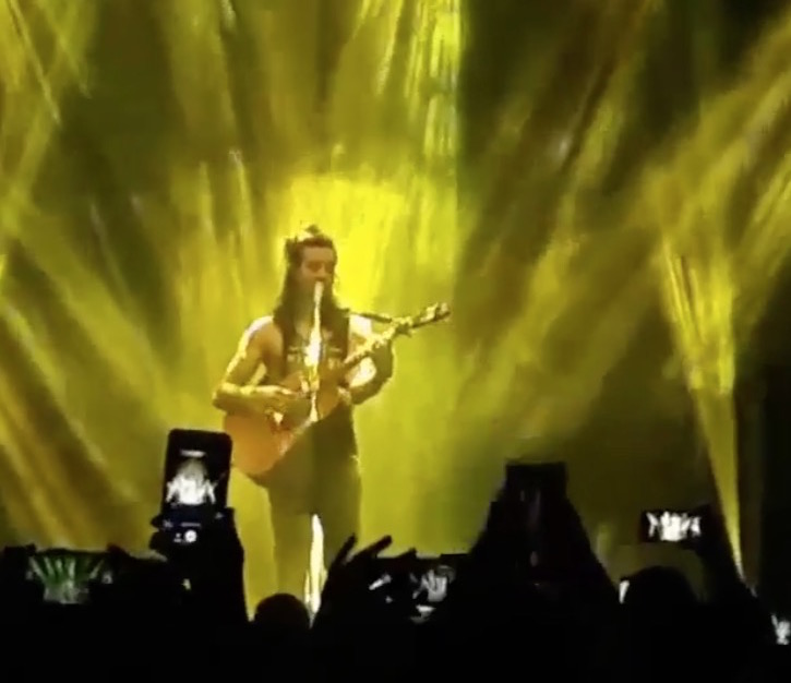  Tiago Iorc se apresenta em Manaus e encanta fãs; assista