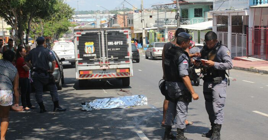 Passeando com a família, homem morre ao ser atropelado por carro em Manaus