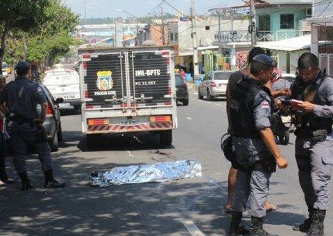Passeando com a família, homem morre ao ser atropelado por carro em Manaus