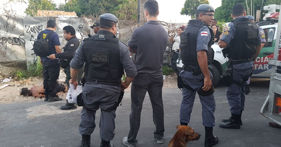 Com mãos e pés amarrados, corpo de homem é encontrado à beira de rua em Manaus