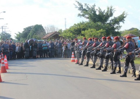 Emoção e homenagens marcam enterro de PM morto durante assalto em Manaus