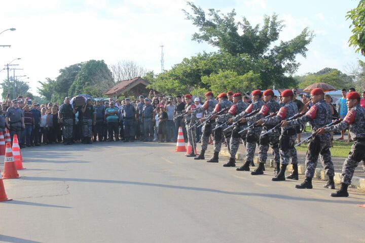 Emoção e homenagens marcam enterro de PM morto durante assalto em Manaus