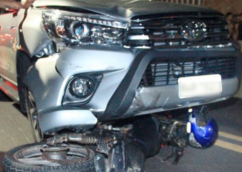 Ao tentar fugir de blitz, motorista bêbado atropela motoqueiro em Manaus