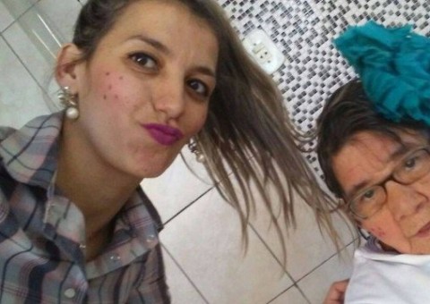 Cuidadora adota idosa que morou em hospital por 50 anos