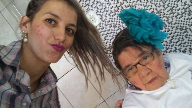 Cuidadora adota idosa que morou em hospital por 50 anos
