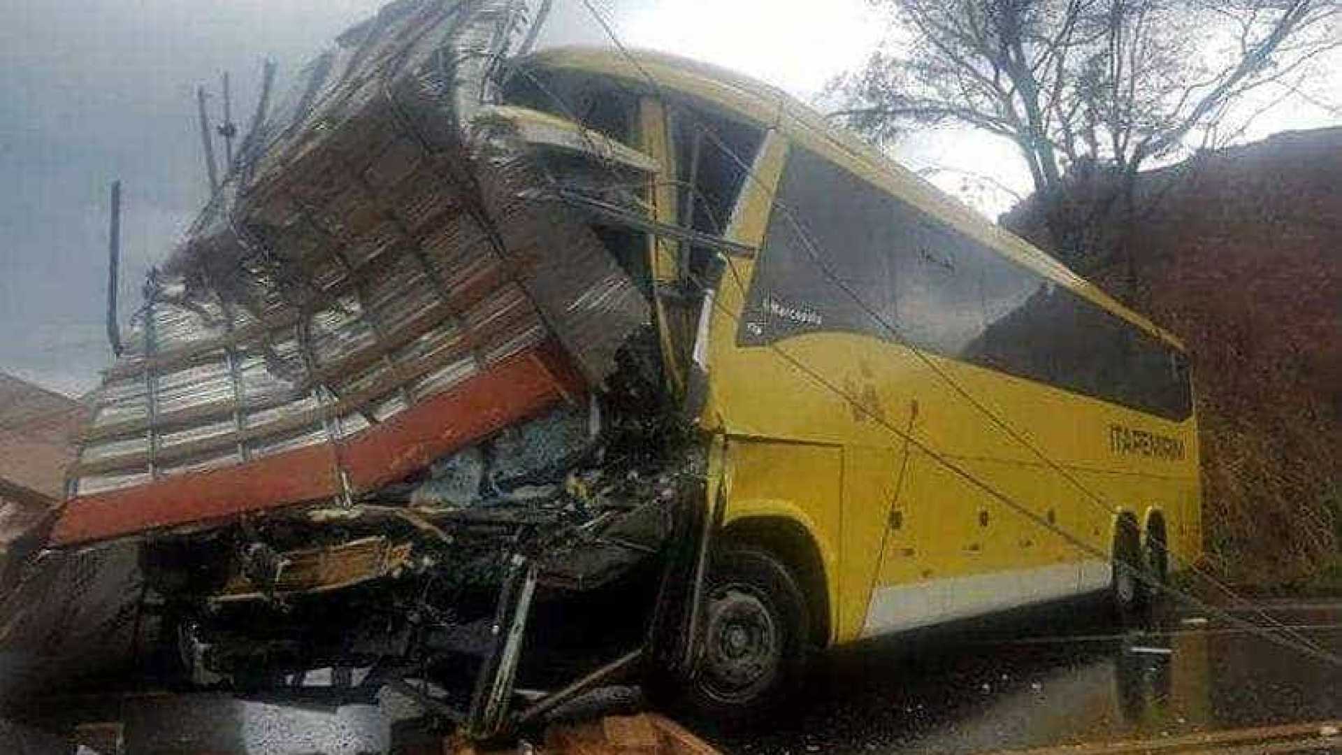 Uma pessoa morre e 19 ficam feridas em colisão entre ônibus e carretas