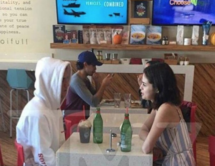 Após flagras, Selena Gomez e Justin Bieber são vistos juntinhos em igreja