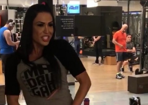 Com microcalcinha transparente, Gracyanne Barbosa choca ao dar close em bumbum gigante