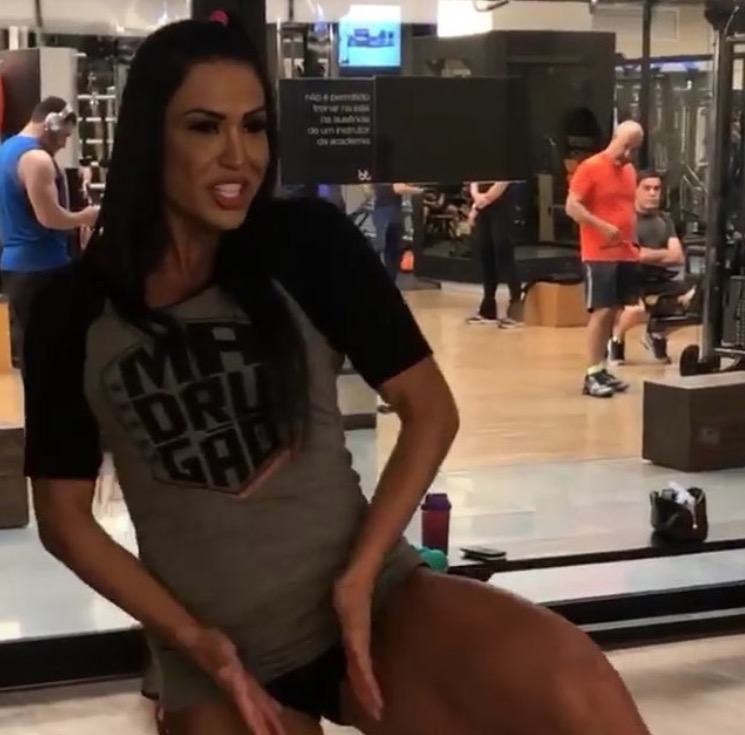 Com microcalcinha transparente, Gracyanne Barbosa choca ao dar close em bumbum gigante