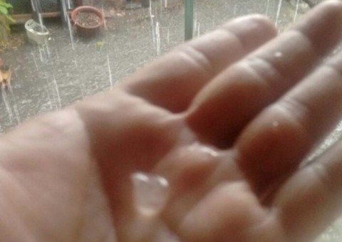 Veja fotos e vídeo da queda de granizo em Manaus