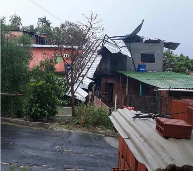 Temporal destelha casa e arranca 25 árvores em Manaus