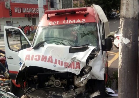 Ambulância fica destruída após grave acidente em Manaus