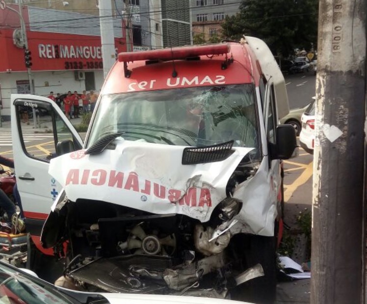 Ambulância fica destruída após grave acidente em Manaus