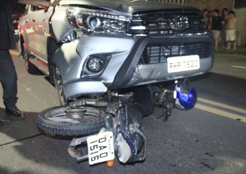 Embriagado, motorista se choca com moto ao tentar fugir de blitz em Manaus