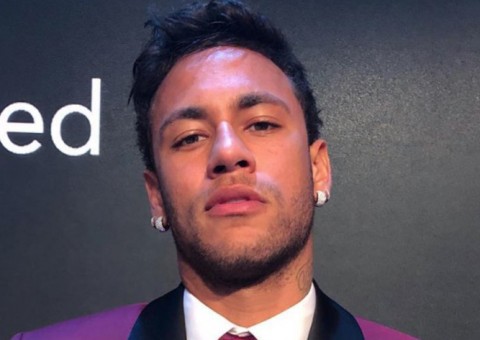 Neymar radicaliza e aparece com nova cor de cabelo inusitada