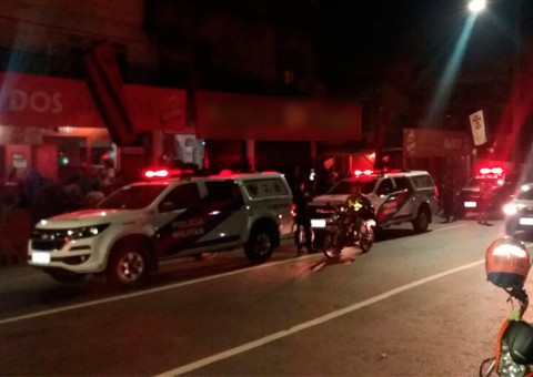 Populares ateiam fogo em avenida após bares serem fechados durante operação em Manaus