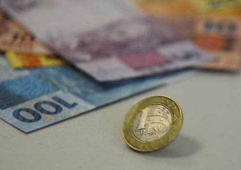 Governo reduz projeção de salário mínimo para 2018 para R$ 965