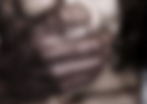 Mulher quase é estuprada para pagar dívida do marido em Manaus