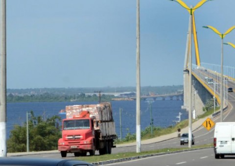 Sargento da PM salva vida de jovem que ameaçava se jogar da ponte Rio Negro
