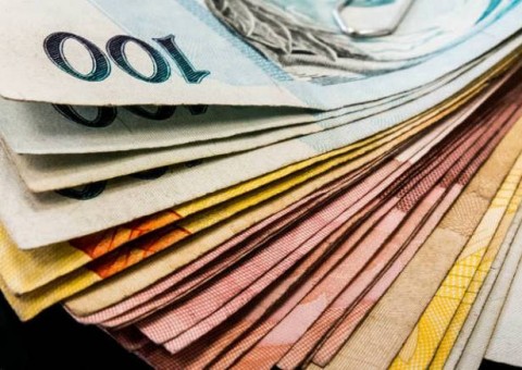 Reajuste salarial de servidores é adiado e previdência alterada