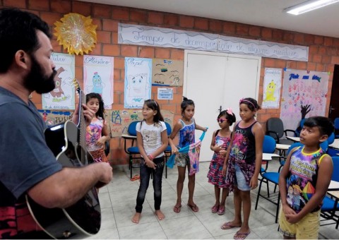 Aulas gratuitas de música atendem a crianças do Prosamim
