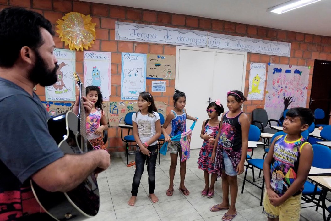 Aulas gratuitas de música atendem a crianças do Prosamim