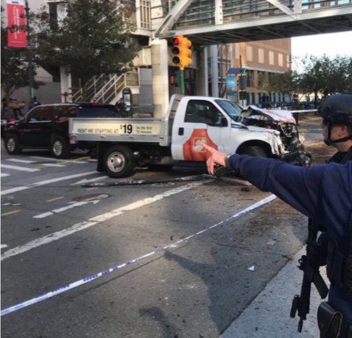Atropelamento e tiros deixam seis mortos e vários feridos em Manhattan