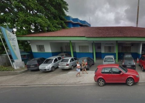 Bandidos rendem 30 pessoas dentro de Conselho Tutelar e depois saem a pé em Manaus