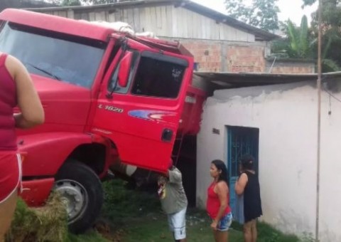 Caminhão perde o controle e invade casa em Manaus