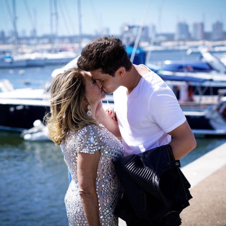 Susana Vieira aparece aos beijos com Klebber Toledo e fãs piram