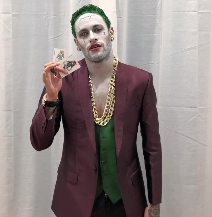  Neymar impressiona com fantasia e curte festa de Halloween com beldades