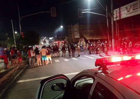 Moradores ateiam fogo em pneus e fecham avenida após falta energia em Manaus