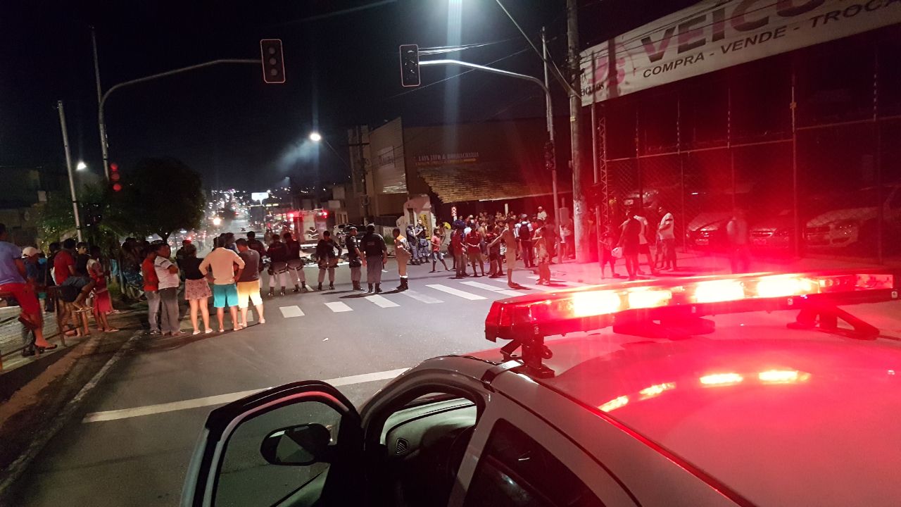 Moradores ateiam fogo em pneus e fecham avenida após falta energia em Manaus