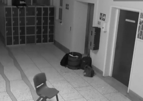Câmeras de segurança flagram fantasma arruaceiro em corredor de escola na Irlanda