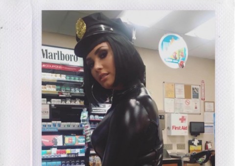 Demi Lovato deixa bumbum à mostra em fantasia sexy de Halloween