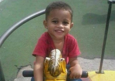 Criança atingida por bala perdida em casa, na Baixada, está em coma induzido